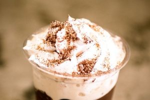 Copo com chantilly polvilhado com cacau em pó